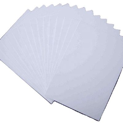 100% resistente à umidade Papel de cópia de pasta de madeira A4 Jumbo Roll para impressão de papel industrial