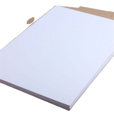 Papel A4 75 80 GSM Jumbo Roll com 45% de brilho de superfície e 88% de brilho de impressão