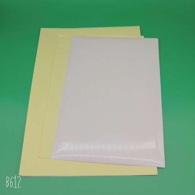 Rolo de papel auto-aderente brilhante de tamanho personalizado com tecnologia anti-curl