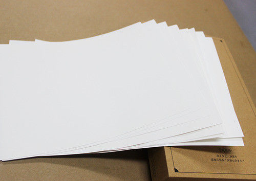 Papel de impressão offset branco sem revestimento, em folhas, para exigências de encadernação