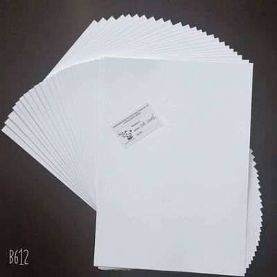 Tipo de celulose: celulose química-mecânica, revestida por dois lados com C2S, placa de arte para impressão