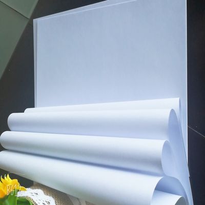 Rolos de papel de cópia branco feitos de celulose de madeira 100% para impressão profissional