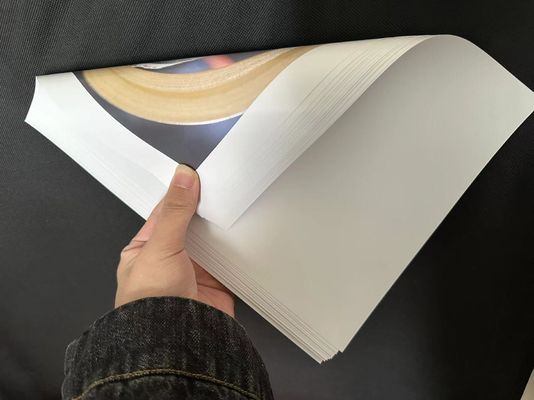 Superfície de estampação a quente Papel revestido de acabamento Brilhante 90gsm-300gsm para papel de arte de alto brilho