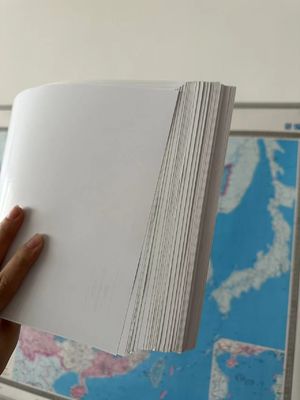 Superfície de estampação a quente Papel revestido de acabamento Brilhante 90gsm-300gsm para papel de arte de alto brilho