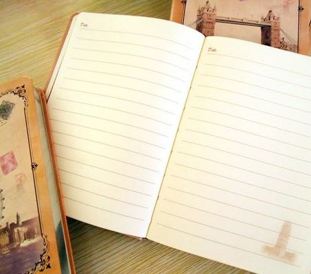 Impressão offset de papel branco em cores em diferentes tamanhos de papel