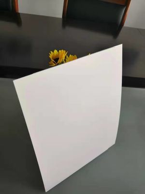 Papel revestido com cartão de arte de tamanho 700*1000 mm, feito de pasta de madeira reciclada para embalagens