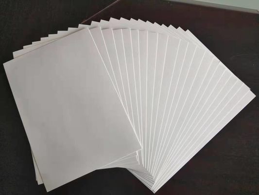 Papel revestido com cartão de arte de tamanho 700*1000 mm, feito de pasta de madeira reciclada para embalagens